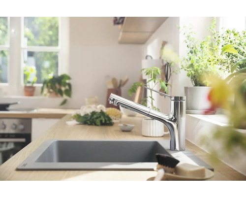 Küchenszene mit Spültischarmatur und Spülbecken in einer hellen Küche