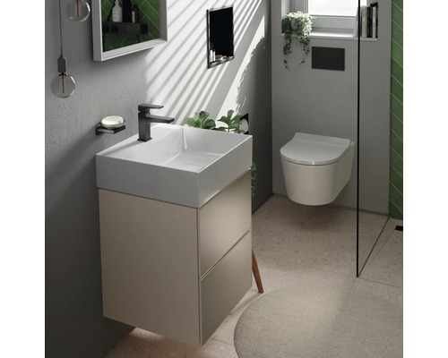 Modernes Badezimmer mit Waschtisch, Wandtoilette und stilvollem Interieur
