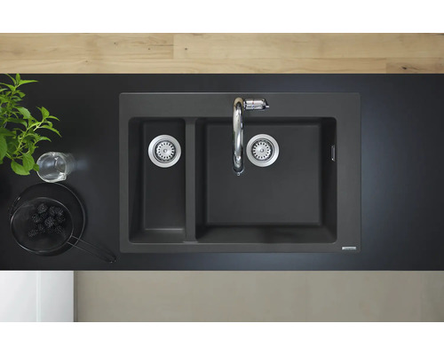 Spüle mit zwei Becken und Armatur auf einer Küchentheke, Draufsicht