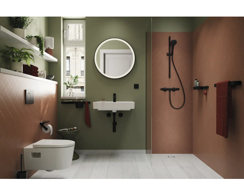 Helles Badezimmer mit Toilette, Waschtisch, Spiegel, Dusche und Regalen