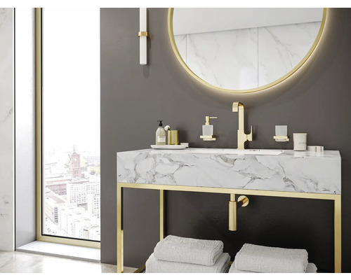 Modernes Badezimmer mit Marmorwaschtisch und goldenen Armaturen.