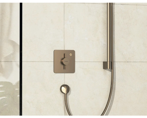 Duscharmatur mit Handbrause und Thermostatmischer an der Wand