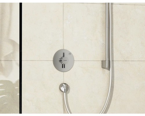 Aufputz-Thermostatarmatur mit Brauseschlauch und Handbrause im Badezimmer