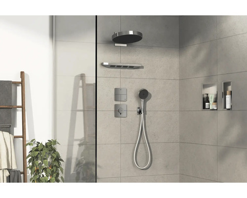 Begehbare Dusche mit Kopfbrause, Handbrause, Thermostat und Regalböden