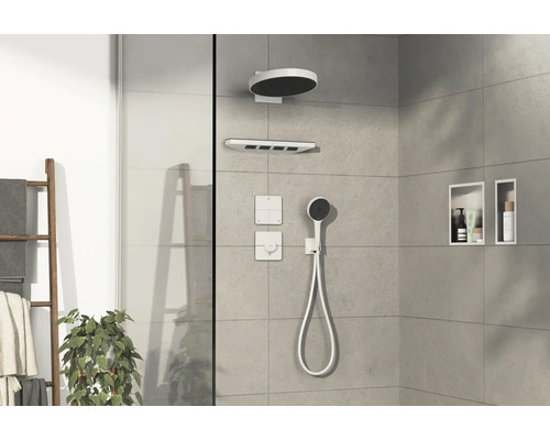 Begehbare Dusche mit Regendusche, Handbrause und Ablageflächen.