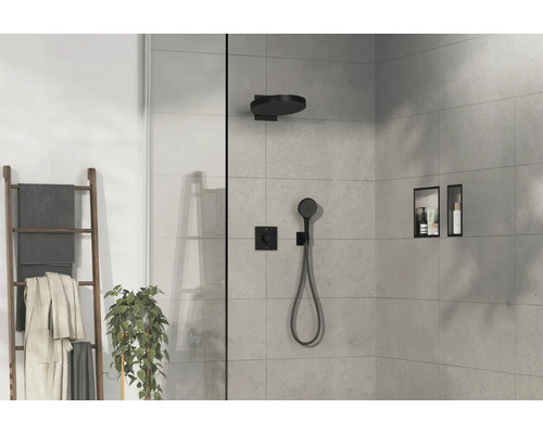 Duschbereich mit Kopfbrause, Handbrause und Ablagenischen