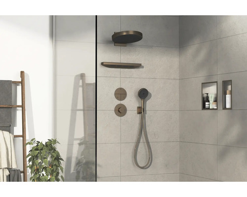 Detaillierte Ansicht eines modernen Badezimmers mit Dusche, Armaturen und Ablageflächen.