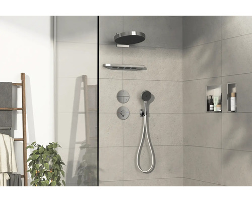 Moderne Dusche mit Regendusche, Handbrause und Ablagefächern in der Wand