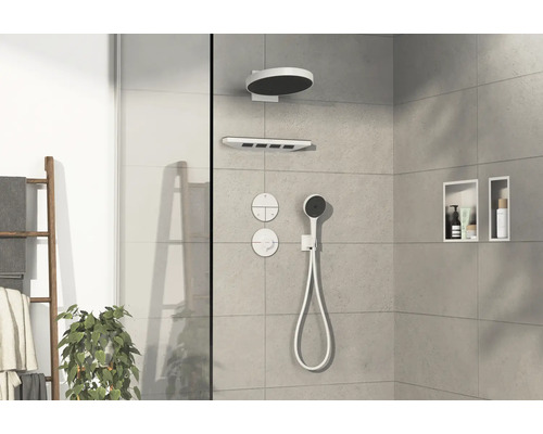 Duschbereich mit Kopfbrause, Handbrause und Ablageflächen in der Wand