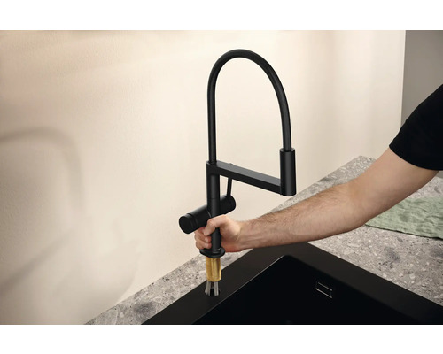 Schwarze Küchenarmatur mit flexiblem Auslauf wird montiert.