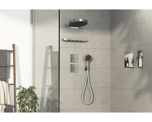 Helle Dusche mit Regendusche, Handbrause und Ablageflächen