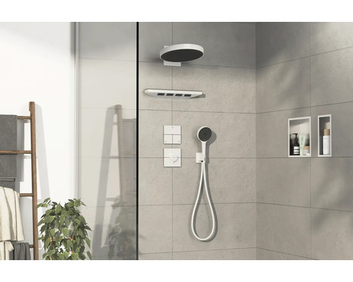 Modernes Badezimmer mit Duschkopf, Handbrause, Regler und Ablagenischen.