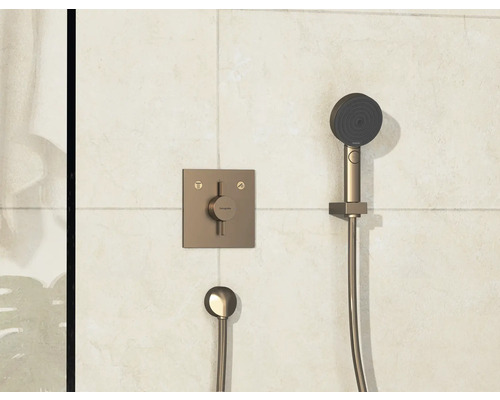 Brausegarnitur mit Handbrause und Thermostatarmatur an der Wand
