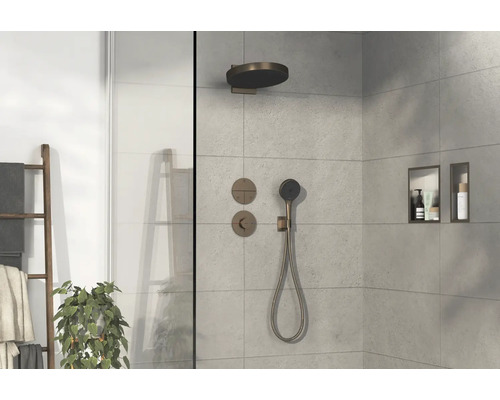 Badezimmer mit Dusche, Armaturen und Handtuchleiter