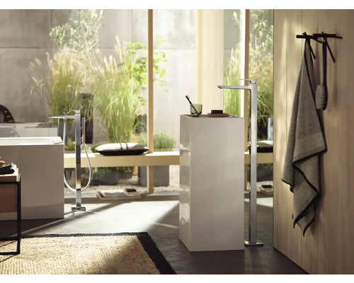 Modernes Badezimmer mit freistehender Badewanne, Waschtischsäule und Armaturen