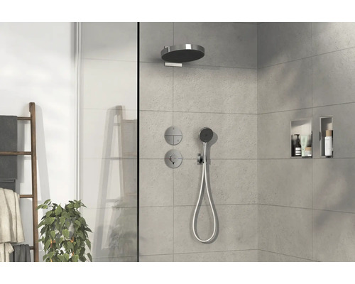 Moderne Dusche mit Duschkopf, Handbrause und Ablagenische