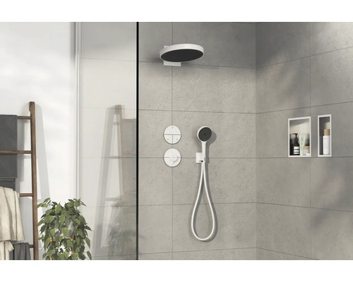 Helles Badezimmer mit Regendusche, Handbrause, Ablagenischen und Handtuchleiter