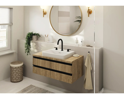 Modernes Badezimmer mit Waschtisch, Spiegel und Dekoration