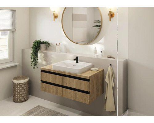 Badezimmer mit Waschtischunterschrank, Spiegel, Waschbecken und Wäschekorb
