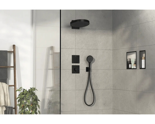 Duscharmatur mit Kopfbrause und Handbrause in einem modern gestalteten Badezimmer.