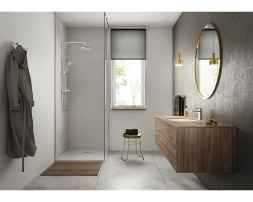 Modernes Badezimmer mit Dusche, Waschtisch und Spiegel