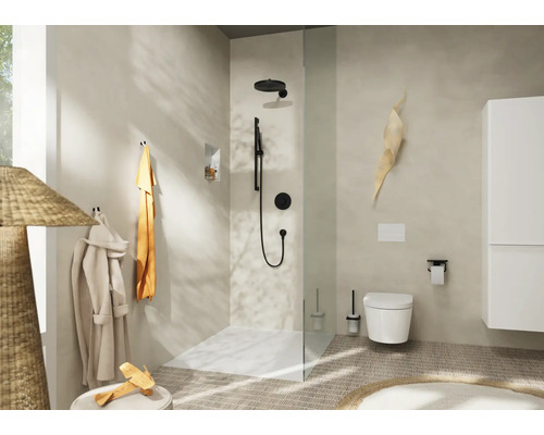 Badezimmer mit Dusche, Toilette und Waschbeckenunterschrank in hellem Design