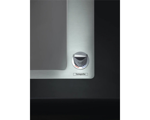 Nahaufnahme eines Spiegelschranks mit Temperaturregler und Hansgrohe Logo.