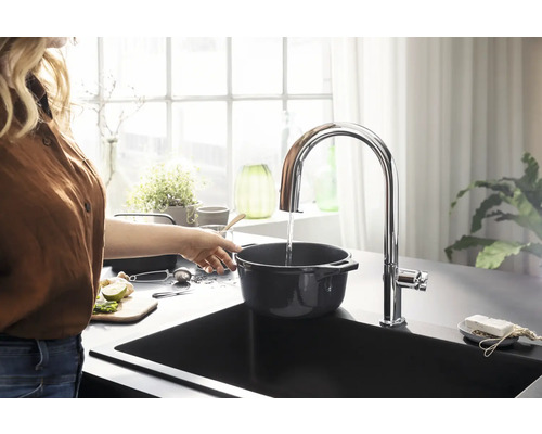 Küchenszene mit Spüle, Wasserhahn und Kochtopf