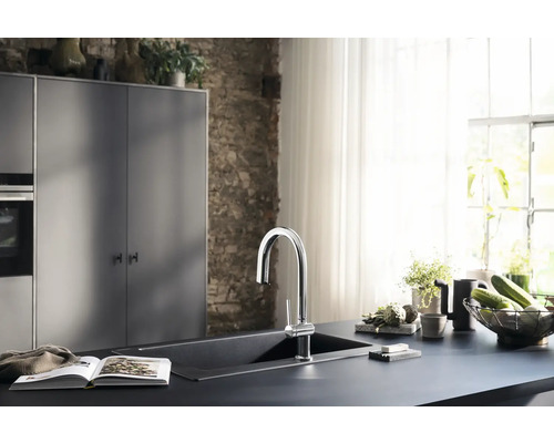 Moderne Küche mit Spültisch, Armatur und Küchenutensilien auf der Arbeitsfläche