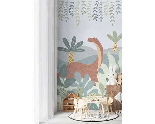 Kinderzimmer mit Dinosaurier Tapete, Tisch, Stühlen und Spielzeug
