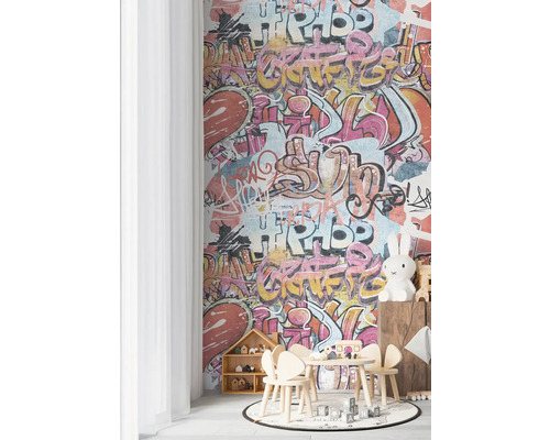 Kinderzimmer mit Tapete im Graffiti-Stil, Kindertisch und Stühlen