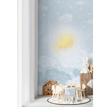 Kinderzimmer mit Wolken-Tapete, Tisch und Stühlen