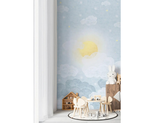 Kinderzimmer mit Wolken-Tapete, Tisch und Stühlen