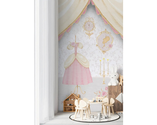 Kinderzimmer mit Tapete im Prinzessinnen Design, Tisch und Stühlen
