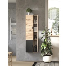 Modernes Badezimmer mit Hängeschrank in Holzoptik und dunkler Tür