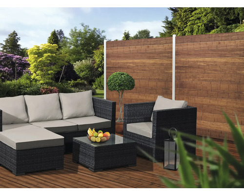 Gartenlounge-Set mit Tisch und Sichtschutzwand auf Holzterrasse im Garten