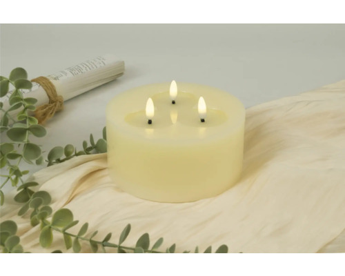 Dekorative Stumpenkerze mit drei LED-Flammen auf Stoff