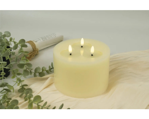 Dekorative LED Stumpenkerze mit drei Flammen