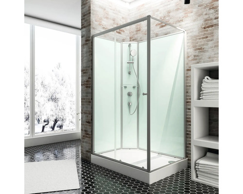 Duschkabine mit Brausegarnitur in einem Badezimmer mit Fenster