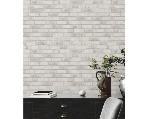 Wandgestaltung mit Tapete in Steinoptik über Kommode