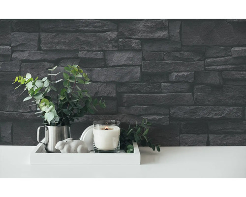 Dekorative Steinoptik Tapete mit Arrangement auf Tisch