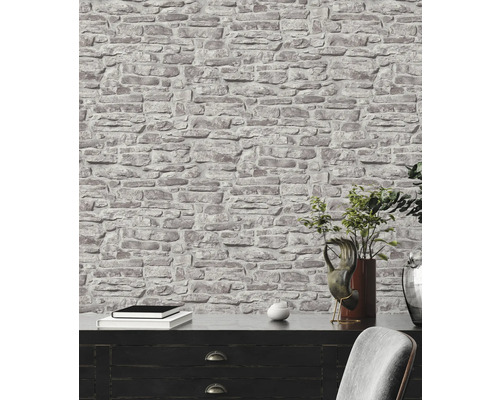 Wand mit Steinmauer-Tapete und Kommode