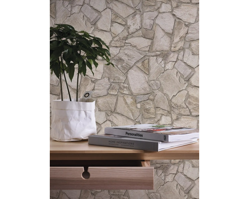 Wandgestaltung mit Steinoptik-Tapete, Pflanze und Tisch mit Schublade