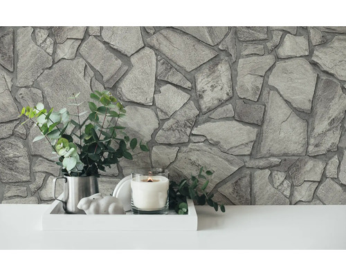 Wandgestaltung mit Steinoptik, Dekoration mit Kerze, Pflanze und Deko-Hase