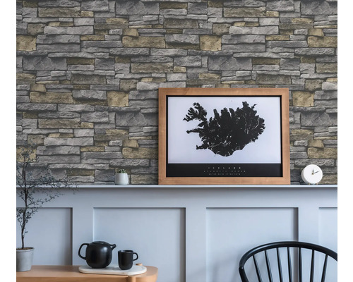 Wohnraum mit Steinmauer-Tapete und gerahmtem Island-Poster