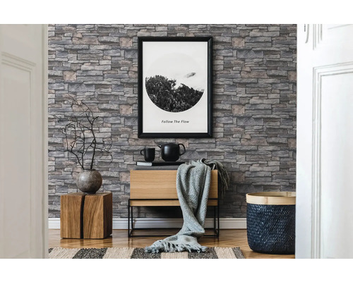 Wohnraum mit Steintapete, Kommode und Dekorationen für ein gemütliches Ambiente.