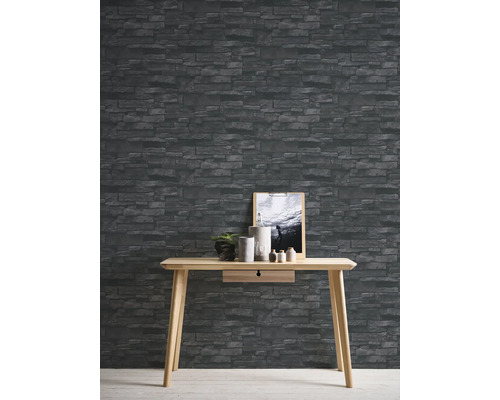 Raum mit Steintapete und Holztisch