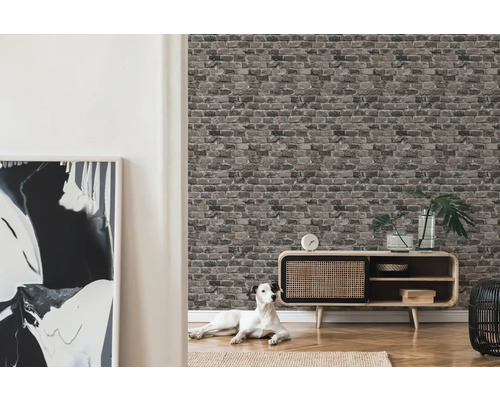 Wohnraum mit gemusterter Backstein-Tapete, Sideboard und Hund