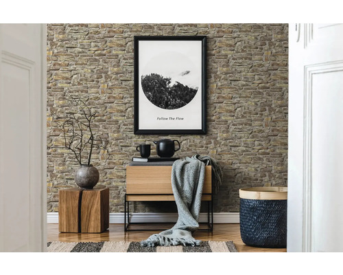 Wohnraum mit Steintapete, Kommode, Dekoration und Poster