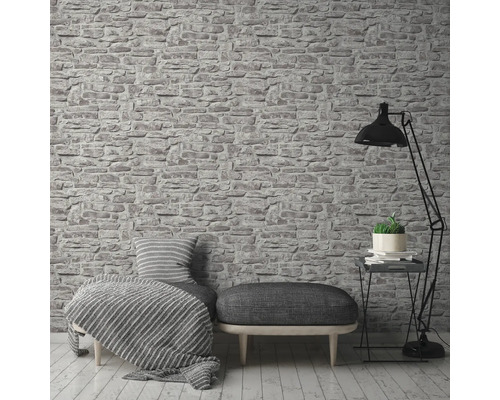 Wohnzimmer mit Steintapete, Sitzgelegenheit und Stehlampe